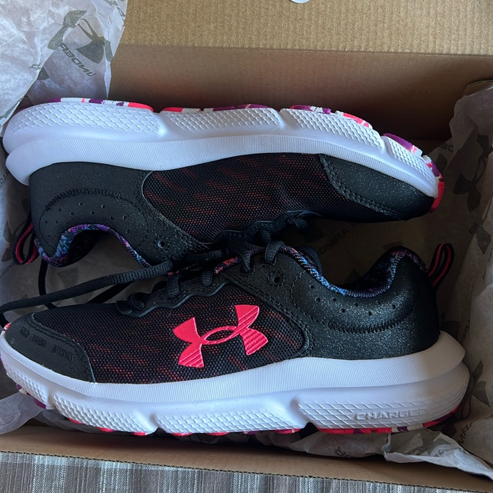 Girls 3.5 Under Armour Sneakers- NEW in Box